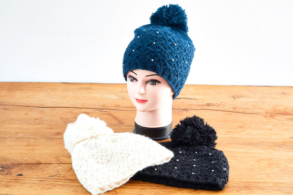 Strickmütze aus Wolle, Wollmütze mit Bommel und Glitzer, schwarz, rot, blau, weiss - Handarbeit