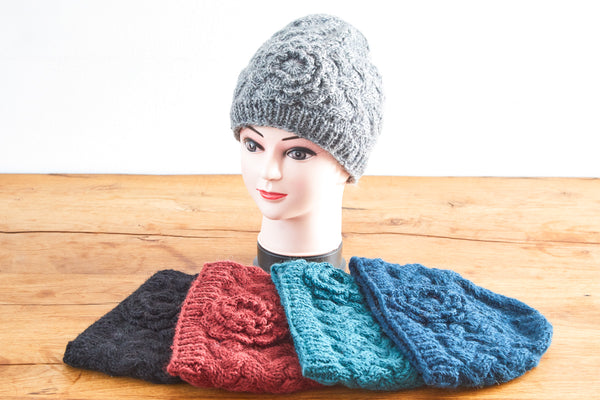 Strickmütze aus Wolle, Wollmütze mit Blume, grau, schwarz, rot, blau - Handarbeit