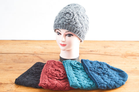 Strickmütze aus Wolle, Wollmütze mit Blume, grau, schwarz, rot, blau - Handarbeit