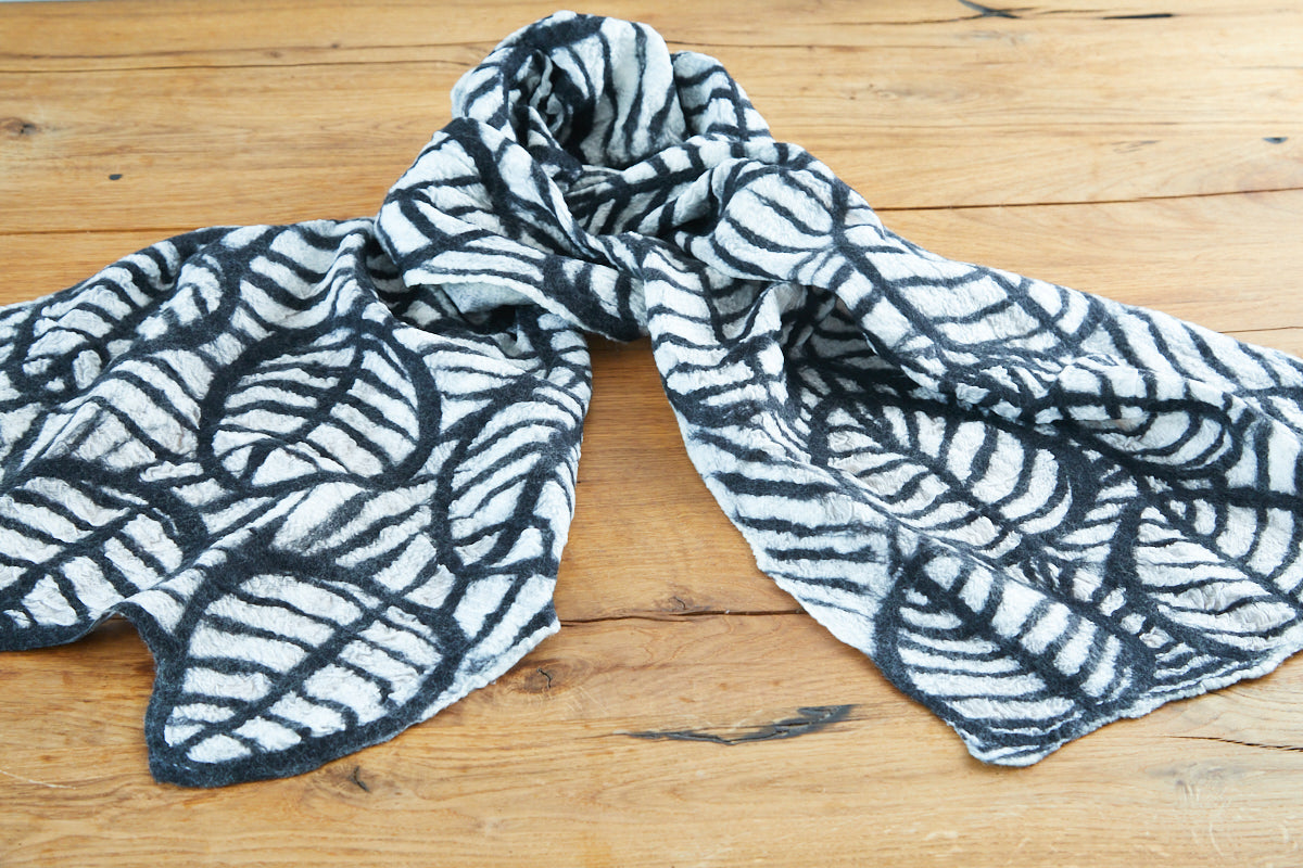 feelz - weißer Schal mit schwarzem Blattmuster aus Merinowolle - Handarbeit