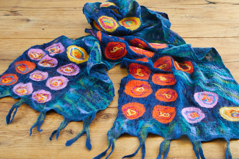 feelz - Schal mit Merinowolle, bunte Seerosen auf blau-grünem Grund - Handarbeit