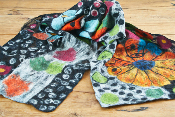 feelz - Schal schwarz mit buntem Blumenmuster aus Wolle (Merino) - Handarbeit