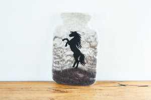 feelz - Wärmflasche aus Filz, grau und naturtöne mit schwarzem Pferd - Handarbeit 