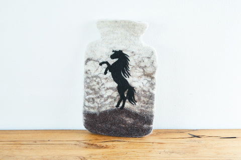 feelz - Wärmflasche aus Filz, grau und naturtöne mit schwarzem Pferd - Handarbeit 