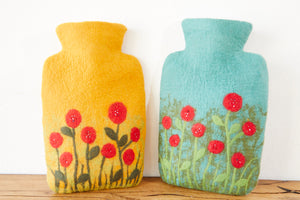 feelz - Wärmflasche aus Filz, gelb oder türkis mit roten Blumen, bestickt - Handarbeit