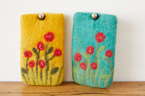 feelz - Handyhülle aus Filz türkis oder gelb mit roten Blumen, verziert mit kleinen Perlen - Handarbeit