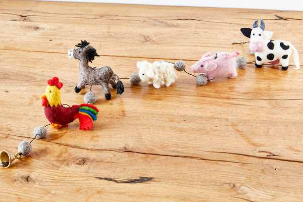 feelz - Filzgirlande Bauernhof mit Hahn, Esel, Schaf, Schwein und Kuh - Handarbeit