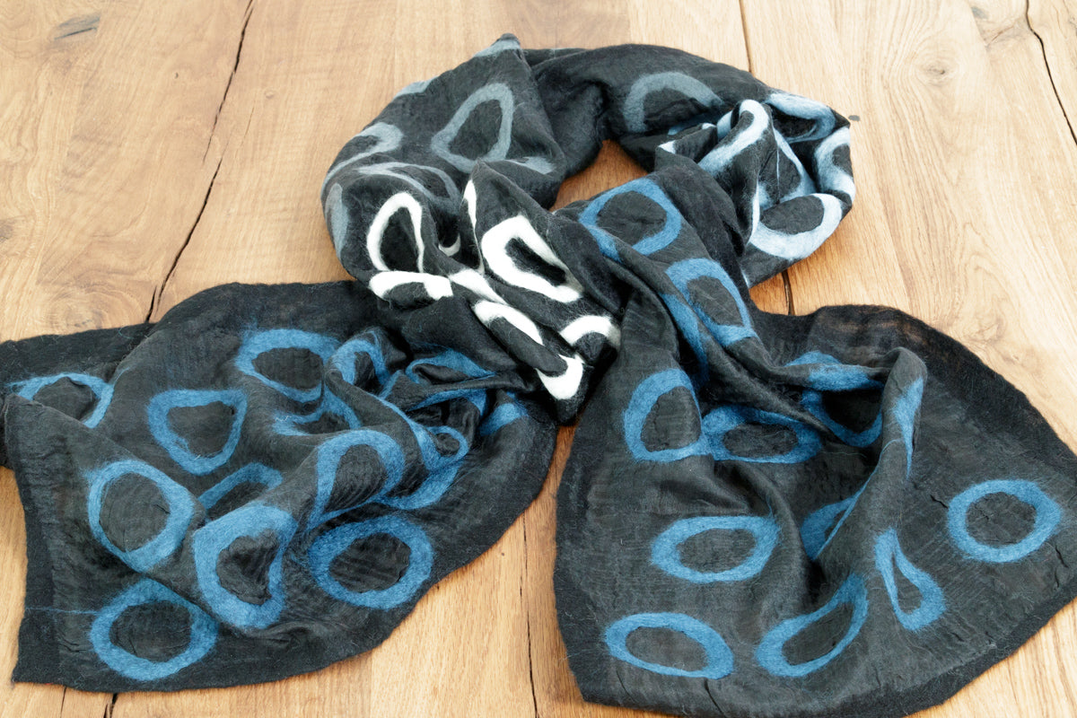 feelz - Seidenschal schwarz mit blauen und weißen Kreisen aus Merinowolle - Handarbeit