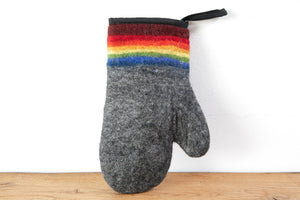 feelz - Ofenhandschuh grau mit Regenbogen-Rand aus Filz (Wolle) und Baumwolle
