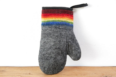 feelz - Ofenhandschuh grau mit Regenbogen-Rand aus Filz (Wolle) und Baumwolle