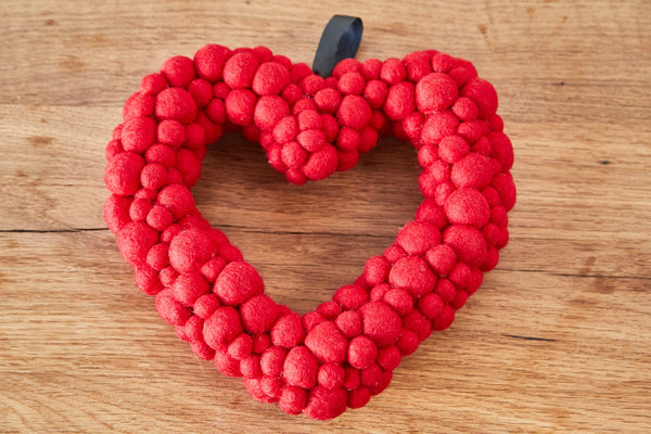 Buntes Herz aus Filzkugeln, Türschmuck zum Muttertag