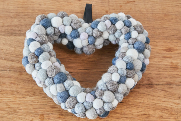 Buntes Herz aus Filzkugeln, Türschmuck zum Muttertag