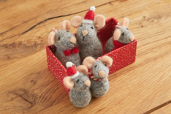feelz - gefiltzte Mäuse für Weihnachten als Baumanhänger, grau mit rot/weissen Accessoires - Handarbeit