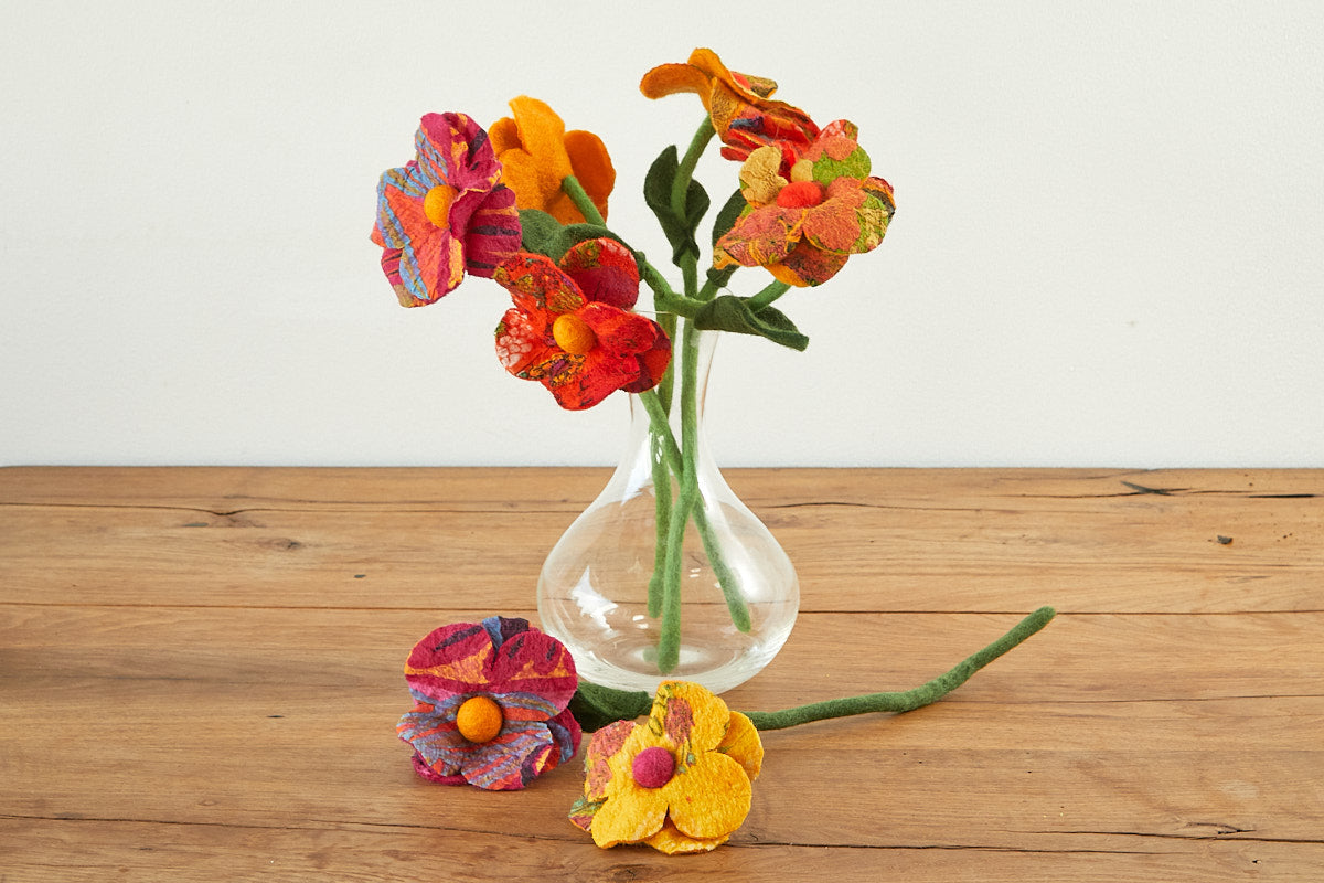 feelz - kunterbunte Blume mit 2 Blüten aus Filz, orange/rot und gelb/pink - Handarbeit