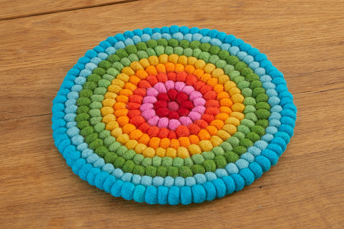 feelz - runder Untersetzer aus Filzkugeln in Chakren Farben, Regenbogen - Handarbeit