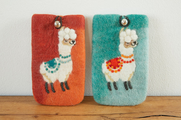 feelz - Handyhülle aus Filz mit Tiermotiv - Lama/Alpaka, orange oder grün - Handarbeit - Verschluss Metallkugel
