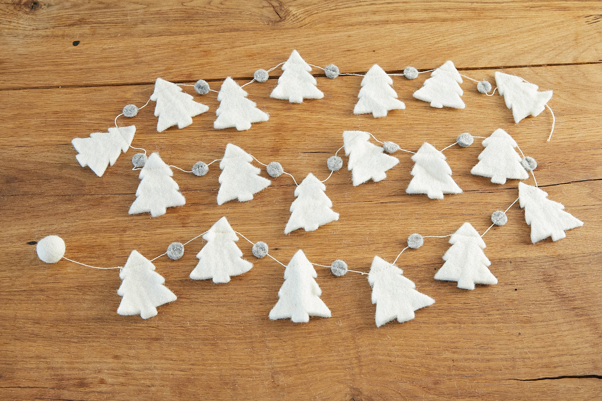 feelz - gefilzte Weihnachtsbaum-Girlande, weiß-natur, weihnachtliche Dekoration - Handarbeit
