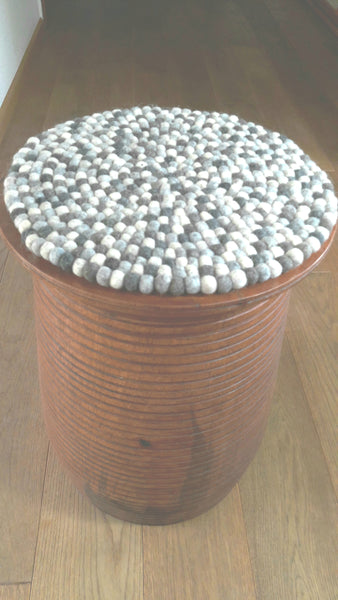 Sitzkissen oder Untersetzer rund aus Filzkugeln 35cm, grau, natur - fair gehandelt