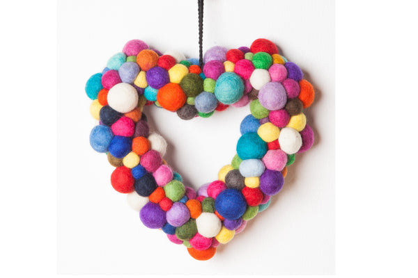 Buntes Herz aus Filzkugeln, Türschmuck zum Muttertag