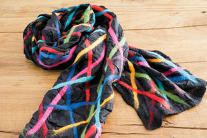 feelz - schwarzer Seidenschal mit bunten Streifen aus Wolle (Merino) - Handarbeit