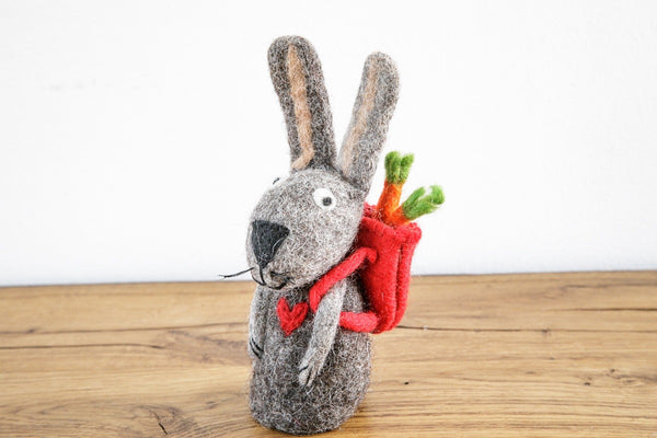 feelz - Eierwärmer aus Filz, Hase mit Rucksack und Karotte, Osterdeko - Handarbeit