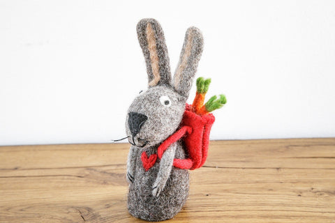 feelz - Eierwärmer aus Filz, Hase mit Rucksack und Karotte, Osterdeko - Handarbeit