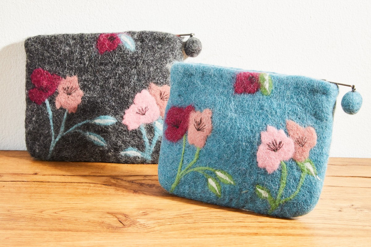 feelz - kleines Täschchen aus Filz in anthrazit oder blau mit zarten Blumen in rosa und Pink - Handarbeit