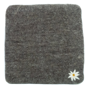 feelz - Sitzkissen aus Wollfilz, quadratisch, natur (grau) mit Edelweiss - Handarbeit