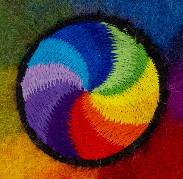 feelz - Spiralsticker in Chakrenfarben auf einem handgefilzten Sitzkissen