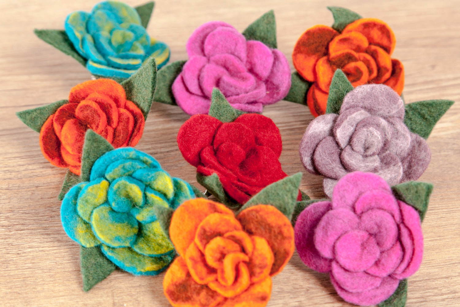 Brosche aus Wolle (Merino), Rose, türkis, rot, pink, lila - fair gehandelt