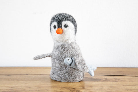 Eierwärmer Pinguin mit Fisch, Tierfigur aus Filz, Ostergeschenk