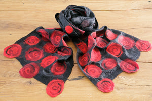 feelz - Seidenschal schwarz mit roten Spiralen aus Filz (Merinowolle) - Handarbeit