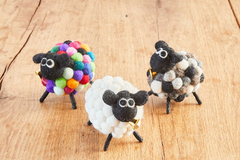 feelz - kleines gefilztes Schaf aus Filzkugeln, bunt, weiß oder natur - Handarbeit