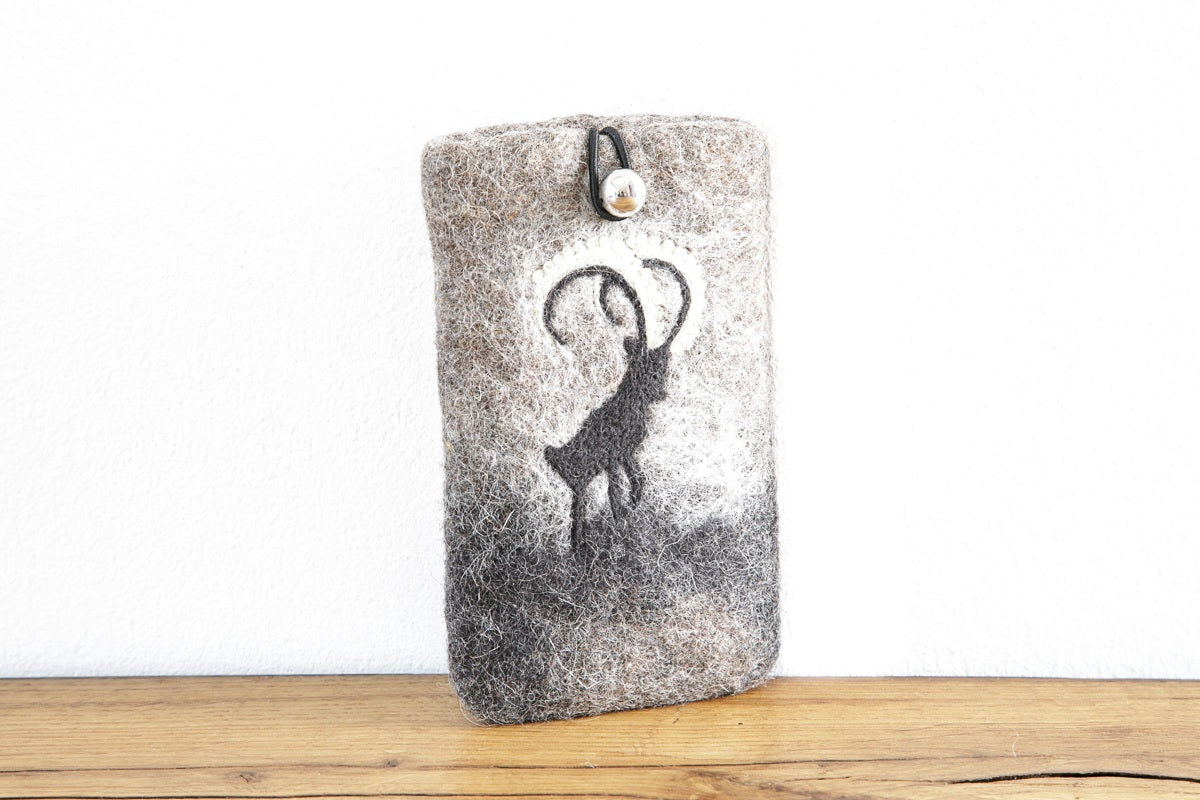 Handyhülle aus Filz, grau/natur mit Steinbock, Handarbeit