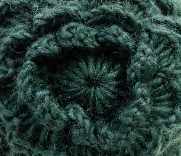 Strickmütze aus Wolle, Wollmütze mit Blume, grau, schwarz, rot, blau - Handarbeit
