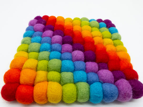 Untersetzer eckig aus Filzkugeln (100% Wolle) 20x20cm, Regenbogen - fair gehandelt