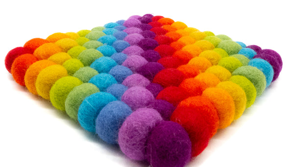 Untersetzer eckig aus Filzkugeln (100% Wolle) 20x20cm, Regenbogen - fair gehandelt