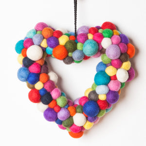 Buntes Herz aus Filzkugeln, Türschmuck zum Muttertag
