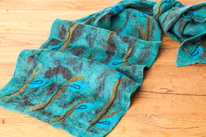 feelz - Seidenschal mit gefilztem Blattmotiv aus Merinowolle, türkis, blau, grün - Handarbeit