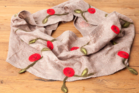 feelz - Loop-Seidenschal creme mit roten Rosen und grünen Blättern aus Merinowolle - Handarbeit
