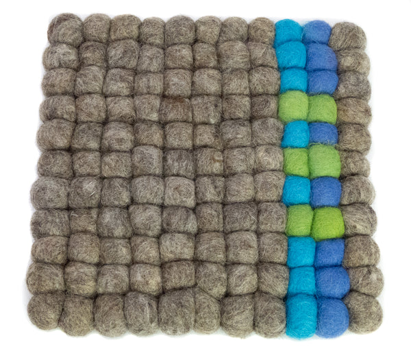 Untersetzer aus Filzkugeln (100% Wolle) 20x20cm, natur mit blau/grünem Streifen - fair gehandelt