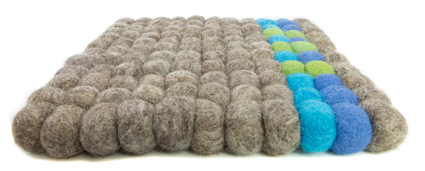 Untersetzer aus Filzkugeln (100% Wolle) 20x20cm, natur mit blau/grünem Streifen - fair gehandelt