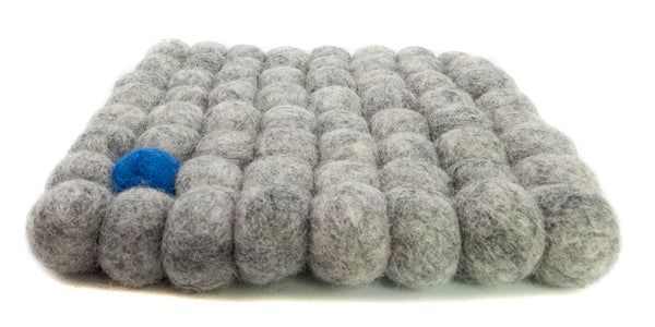 Untersetzer eckig aus Filzkugeln (100% Wolle) grau mit buntem Punkt, - fair gehandelt